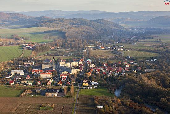 Krosnowice, panorama na miejscowosc od strony NW. EU, Pl, Dolnoslaskie. Lotnicze.